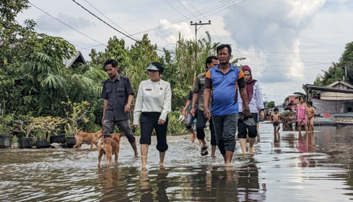 Dinas PUPR Barsel Salurkan 500 Paket Bansos kepada Masyarakat Terdampak Banjir