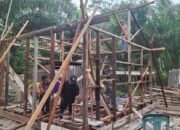 Semangat Membara Satgas TMMD Reguler Ke-124 Saat Pasang Rangka RTLH