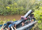 Personel TMMD Kodim 1012/Buntok bersama Masyarakat Bahu Membahu Angkut Geotex