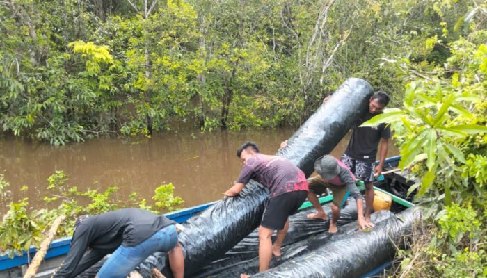 Personel TMMD Kodim 1012/Buntok bersama Masyarakat Bahu Membahu Angkut Geotex