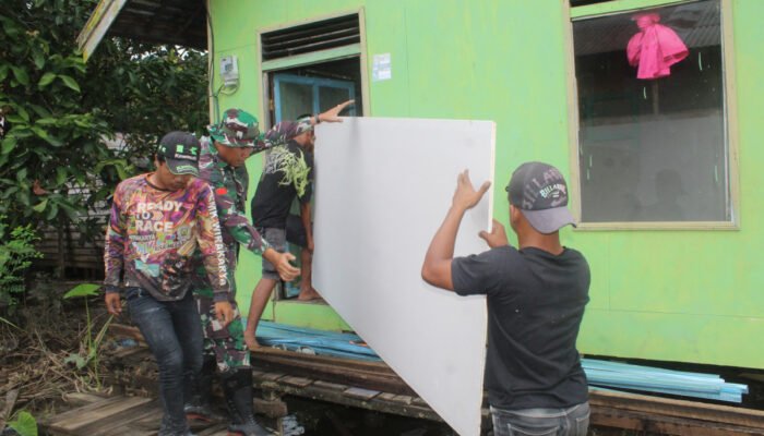 Warga dan Satgas TMMD Ke-124 Bahu Membahu Angkut Bahan Material RTLH