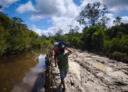 Pengangkutan Material Dilakukan Satgas Secara Manual Oleh Satgas
