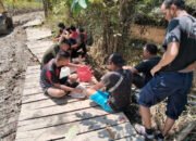 Kekompakan Dan Kebersamaan Satgas TMMD dalam Momen Makan Siang Bersama