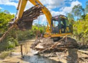 Meski Adanya Alat Berat Bekerja di Lokasi, Satgas TMMD Tetap Kerja Bersama dengan Alat Seadanya