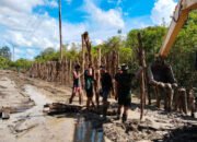 Warga Antusias Bantu Satgas TMMD Pasang Cerucuk Jalan