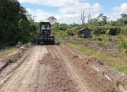 Alat Berat Greader Mulai Ratakan Badan Jalan TMMD di Desa Wungkur Baru