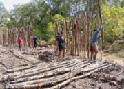 Warga Antusias Bantu Satgas TMMD Reguler Ke-124 Pasang Cerucuk