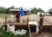 Alat Sederhana Karung Beras Jadi Solusi Satgas TMMD Angkut Material