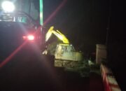 Sorot Lampu Excavator Temani Satgas TMMD Kodim 1012/Buntok Lanjutkan Pekerjaan Hingga Malam