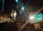 Tak Kenal Lelah, Satgas TMMD Lanjutkan Pembangunan Jalan Hingga Malam di Desa Talio