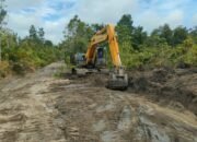 xcavator Dikerahkan, Pelebaran Jalan di Desa Wungkur Baru Dikebut Satgas TMMD