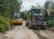 Kolaborasi Alat Berat Wales dan Grader Maksimalkan Pembangunan Jalan di Desa Wingkur Baru