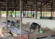 Satgas TMMD Kodim 1012/Buntok dan Warga Bersama Pasang Keramik di Pasar Desa Talio