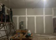 Satgas TMMD Kodim 1012/Buntok Pasang Plafon Rumah untuk Bapak Tedi Saputra di Desa Talio