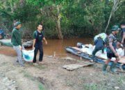 Terkendala Akses Jalan, Satgas Bahu Membahu Angkut lewat Jalur Air