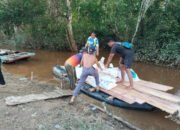 Satgas TMMD 1012/Buntok Angkut Pasir dengan Perahu Menuju Lokasi Sasaran