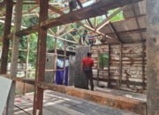 Satgas TMMD Kodim 1012/Buntok Lanjutkan Pemasangan Atap RTLH di Desa Wungkur Baru