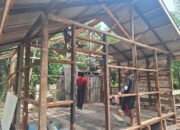 Satgas TMMD dan Warga Pasang Atap RTLH di Tengah Terik dan Hujan