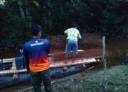 Satgas TMMD Kodim 1012/Buntok Angkut Besi Lewat Sungai Demi Kelancaran Pengecoran
