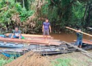 Medan Berat Tak Halangi Semangat, Anggota Satgas TMMD Terus Angkut Material untuk Pengecoran Jalan