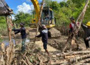 Satgas TMMD Pasang Cerucuk untuk Perkuat Jalan Penghubung di Desa Talio