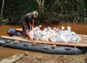 Papan Diangkut Lewat Sungai, Satgas TMMD Maksimalkan Transportasi Tradisional di Talio