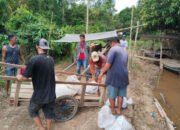 Material Dipikul Estafet, Satgas TMMD dan Warga Tak Kenal Lelah di Desa Talio