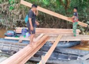 Satgas TMMD Angkut Material Bangunan Lewat Sungai di Desa Talio