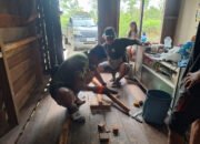 Kebersamaan Satgas TMMD dan Warga Perkuat Semangat Rehab RTLH di Desa Wungkur Baru