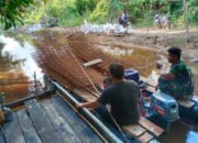 TNI dan Warga Desa Talio Lansir Besi untuk Cor Jalan dalam Kegiatan TMMD