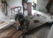 TNI dan Warga Pasang Lantai Rumah Pak Sanggam dalam Program RTLH TMMD di Desa Talio