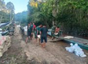 TNI dan Warga Desa Talio Kompak Lansir Semen untuk Cor Jalan dalam Program TMMD