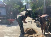 Satgas TMMD Kodim 1012/Buntok Semangat Aduk Semen untuk Pembuatan Sumur Galian di Desa Talio