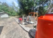 Satgas TMMD Kodim 1012/Buntok Pasang Keramik Tempat Kran Sumur Bor di Desa Wungkur Baru