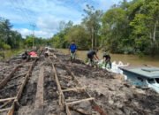 Satgas TMMD Kodim 1012/Buntok Angkut Material Sirtu untuk Percepat Pembangunan Jalan di Desa Talio