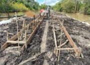 Satgas TMMD Bersama Warga Pasang Bekisting Persiapan Cor Jalan Sasaran Fisik