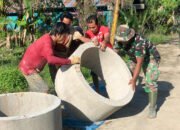 Semangat Satgas TMMD Kodim 1012/Buntok Angkut Coran untuk Pengecoran Sumur Galian di Desa Talio