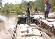 Satgas TMMD Kodim 1012/Buntok Jalin Silaturahmi Sela Kegiatan Angkut Material Coran Jalan di Desa Talio