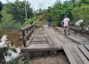 Satgas TMMD Kodim 1012/Buntok Pasang Papan Penghubung Jalan di Desa Talio