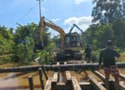 Alat Berat Sangat Membantu Perbaikan Jembatan di Desa Talio