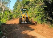 Satgas TMMD Kodim 1012/Buntok Lakukan Penggrapan Jalan Desa Talio – Danau Ganting