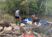 Satgas TMMD Kodim 1012/Buntok Naikkan Material Semen ke Lokasi Jalan Desa Talio