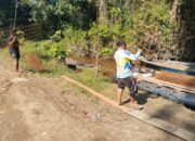 Satgas TMMD Kodim 1012/Buntok Angkut Besi Coran ke Lokasi Pembangunan Jalan Desa Talio