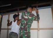 Satgas TMMD Kodim 1012/Buntok Pasang Rangka Plafon RTLH Bapak John Kennedy di Desa Talio