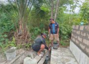 Satgas TMMD Kodim 1012/Buntok Lanjutkan Pemasangan Keramik Tembok Sumur Bor di Wungkur Baru Saat Malam Hari