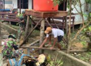 Mudahkan Pemakaian Air Bersih, Satgas TMMD Reguler Ke-124 Kodim 1012/Buntok Pasang Tandon Air