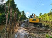 Alat Berat Dikerahkan, Pemasangan Cerucuk di Jalan Desa Talio Dimulai