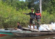 Material Pembangunan Jalan Desa Talio Diangkut Menggunakan Klotok