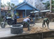 Semangat Kerjasama Saling Bantu Anggota satgasa TMMD Dalam Pembuatan Cincin Sumur Galian