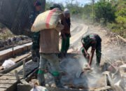 Penuh Dedikasi, Satgas TMMD Pikul Material Semen